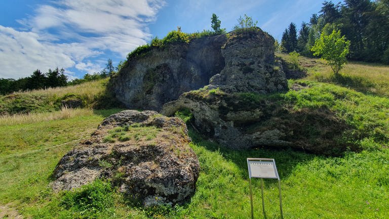 Nahe der neuen Höhle liegt der bekannte Petersfels. Auch er stammt aus der späten Eiszeit. 