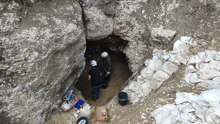 Noch ist der Höhlen-Eingang durch eine dicke Erdschicht verschlossen. Im kommenden Jahr wollen die Archäologinnen und Archäologen in die Höhle vordringen.