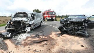 Fünf zum Teil Schwerverletzte sind die Bilanz eines schweren Verkehrsunfalls auf der B311 bei Krauchenwies (Kreis Sigmaringen).