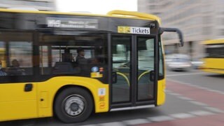 Ein Linienbus fährt auf einer Straße. Bei Radolfzell gab es einen schweren Unfall mit einem Bus. (Symbolbild)