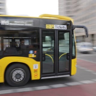 Ein Linienbus fährt auf einer Straße. Bei Radolfzell gab es einen schweren Unfall mit einem Bus. (Symbolbild)