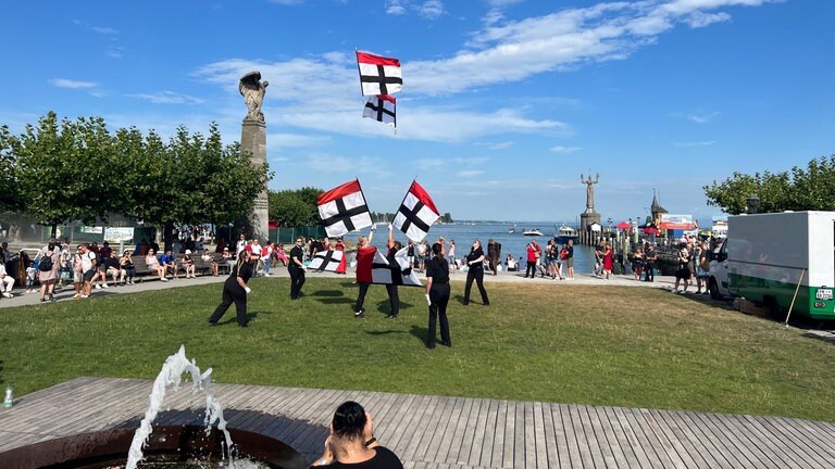 Seenachtfest Konstanz 2023 mit einer Vorführung der Fahnenschwinger Konstanz.