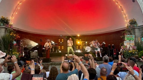 Sänger Guildo Horn steht beim Seenachtfest in Konstanz auf einer Bühne und gibt ein Konzert.