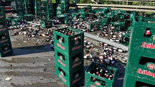 Ein Bierlaster hat in Ravensburg 120 Kisten verloren.