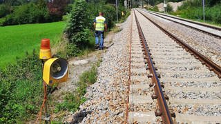 Einen Rottenwarnanlage an Bahngleisen warnt Baustellenpersonal vor Zügen.
