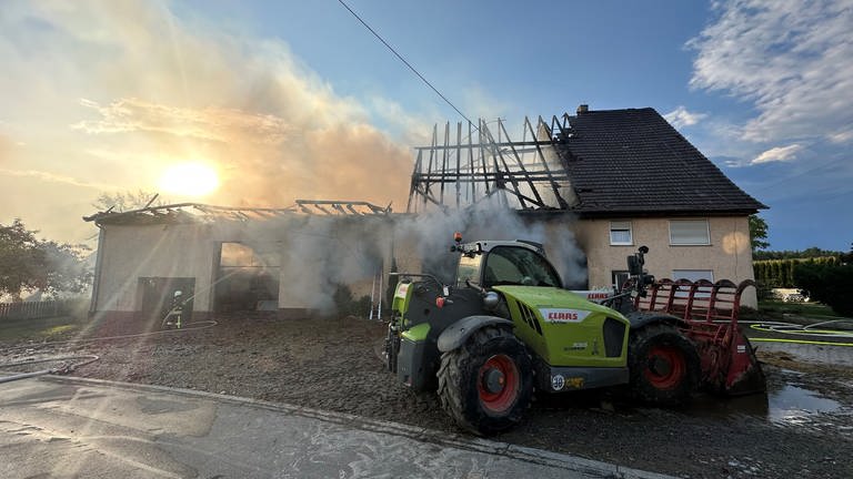 Bei einem Brand in Pfullendorf-Litzelbach nach einem Blitzeinschlag wurde ein Wohnhaus mit Scheune zerstört.