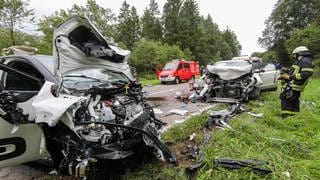 Bei einem Unfall auf der B32 zwischen Bad Saulgau und Herbertingen (Kreis Sigmaringen) ist eine 18-Jährige tödlich verletzt worden.