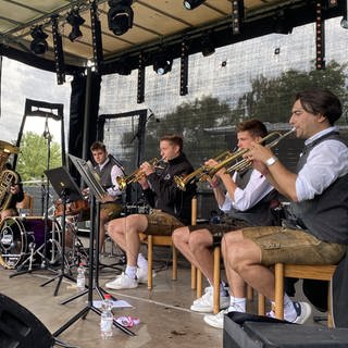Blechbläser der Band "Nord-Sued-Ost Böhmische" auf einer Bühne des Brass-Musikfestivals in Pfullendorf