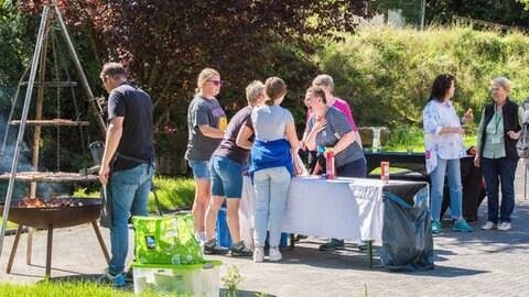 Gemeinsam haben Menschen aus Amtzell und Irrel Spaß am Kennenlern-Wochenende