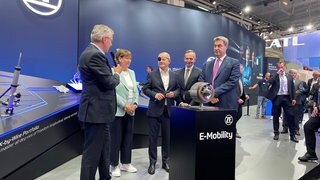 Scholz am ZF Stand bei IAA