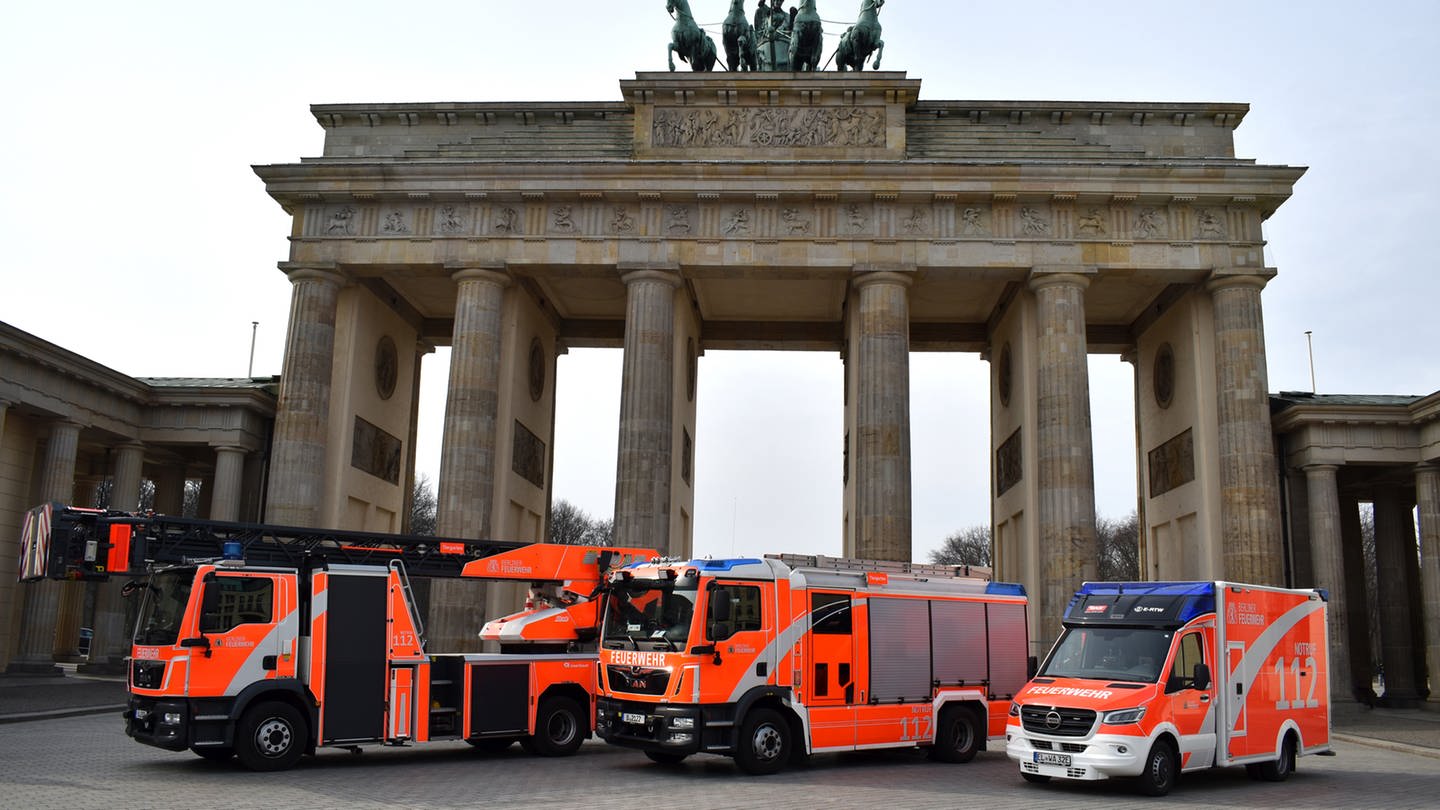 Fahrzeuge der Berliner Feuerwehr vor dem Brandenburger Tor