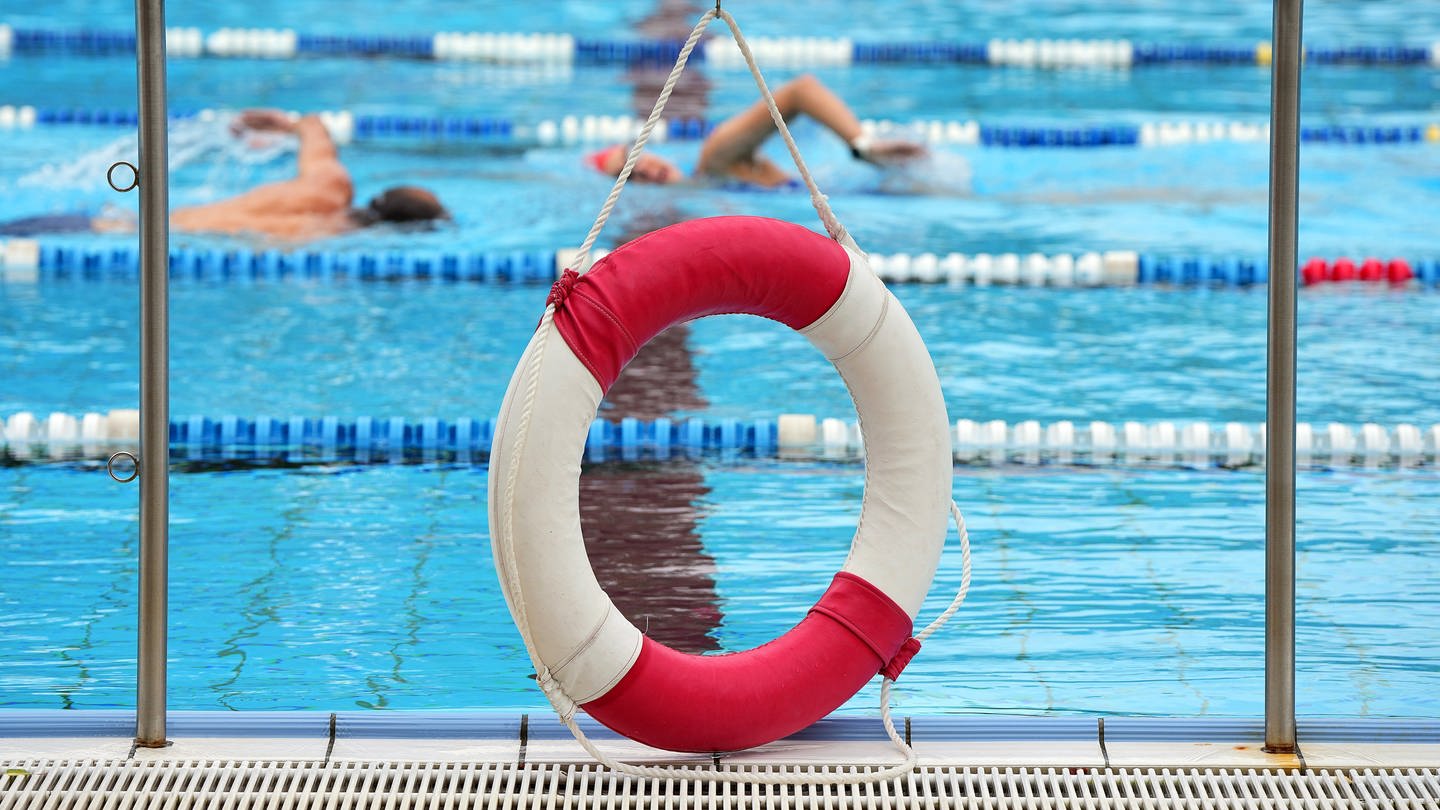 Ein Rettungsring am Rande eines Schwimmerbeckens.