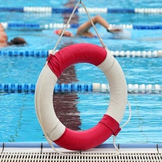 Ein Rettungsring am Rande eines Schwimmerbeckens.