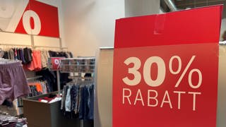 Sale-Schild, Rabattaktion für Sommerkleidung