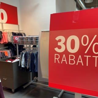 Sale-Schild, Rabattaktion für Sommerkleidung