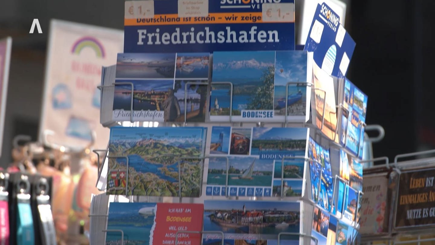 Ein Ständer mit Postkarten aus Friedrichshafen und vom Bodensee
