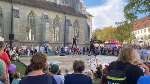 Beim Kreisfamilienfest auf Schloss Salem zeigten unter anderem Kunstradfahrerinnen unter großem Beifall ihr Können.