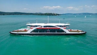 Ein großes Fährschiff auf dem blauen Bodensee