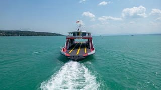 Ein großes Fährschiff auf dem blauen Bodensee