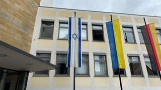 Die Isrealische Fahne hängt neben der von der Ukraine und Deutschland vor dem Rathaus in Friedrichshafen