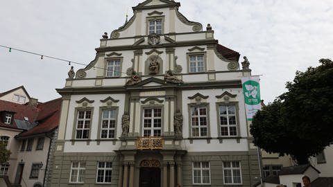 Grün-weiße Fahne von "Mayors for Peace" weht vor dem Rathaus von Wangen