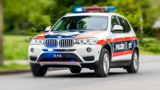 Ein Liechtensteiner Polizeiauto fährt zu einem Einsatz.