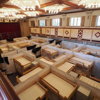 Stockbetten stehen in der Stadthalle Wangen. Sie soll wieder als Unterkunft für Geflüchtete genutzt werden. 