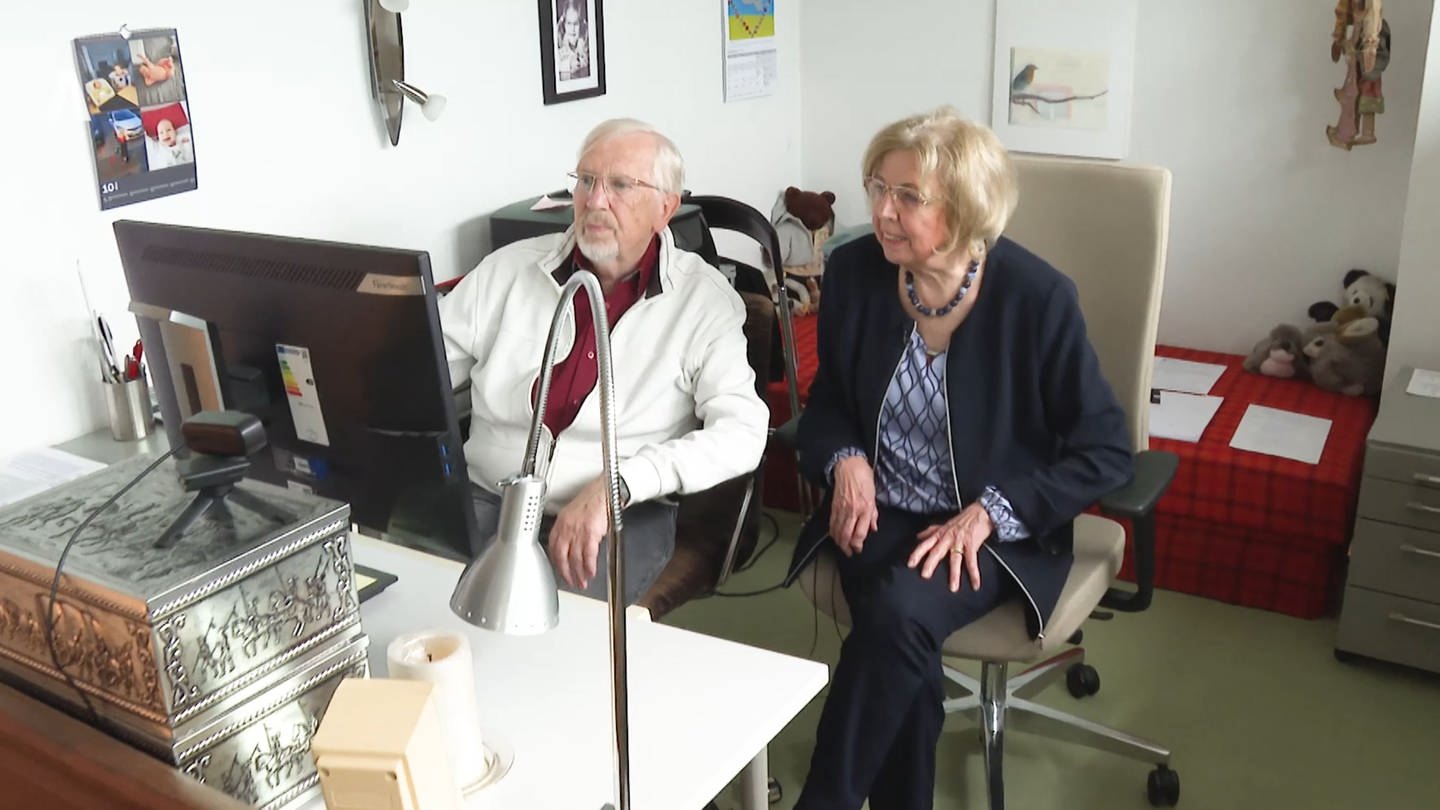 Werner und Ursula Wolf aus Berg sitzen in ihrem Büro. Sie sorgen sich um ihre Freunde in Israel.