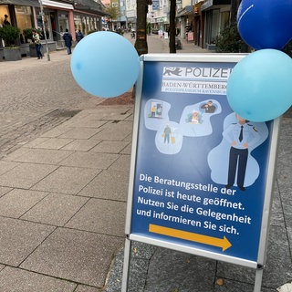 Auf einem Plakat wird darauf hingewiesen, dass die beratungsstelle der Polizei wieder geöffnet hat.