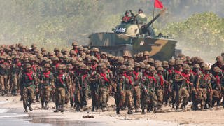 Militäreinheiten in Myanmar vor einem Panzer