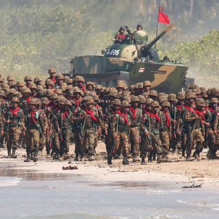 Militäreinheiten in Myanmar vor einem Panzer