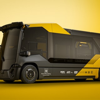 Die schwarz-gelben Shuttle-Busse sollen autonom durch Friedrichshafen fahren.