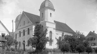 Auf einem alten schwarz-weiß Foto ist die Synagoge von Laupheim zu sehen.
