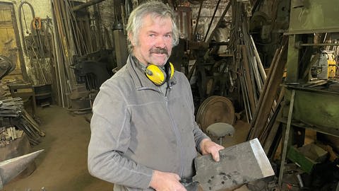 Hammerschmied Anton Netzer bei der Arbeit.