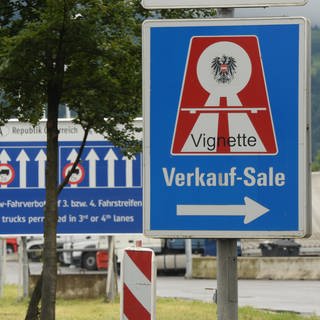 Ein Schild informiert über die Vignetten-Pflicht und den Verkauf.