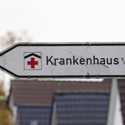 Ein Hinweisschild mit der Aufschrift «Krankenhaus» weist an einer Straße den Weg zu einem Klinikum.