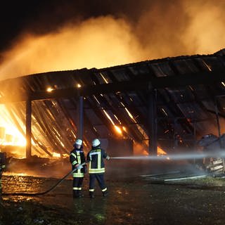 Feuerwehrleute löschen Brand auf Bauernhof bei Bad Wurzach
