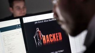 Ein Bildschirm, auf dem "Hacked" steht