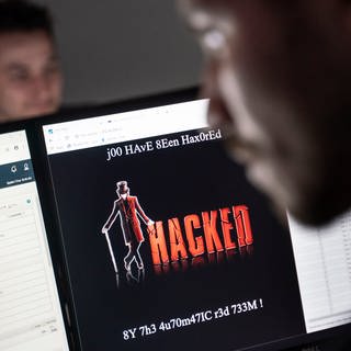 Ein Bildschirm, auf dem "Hacked" steht