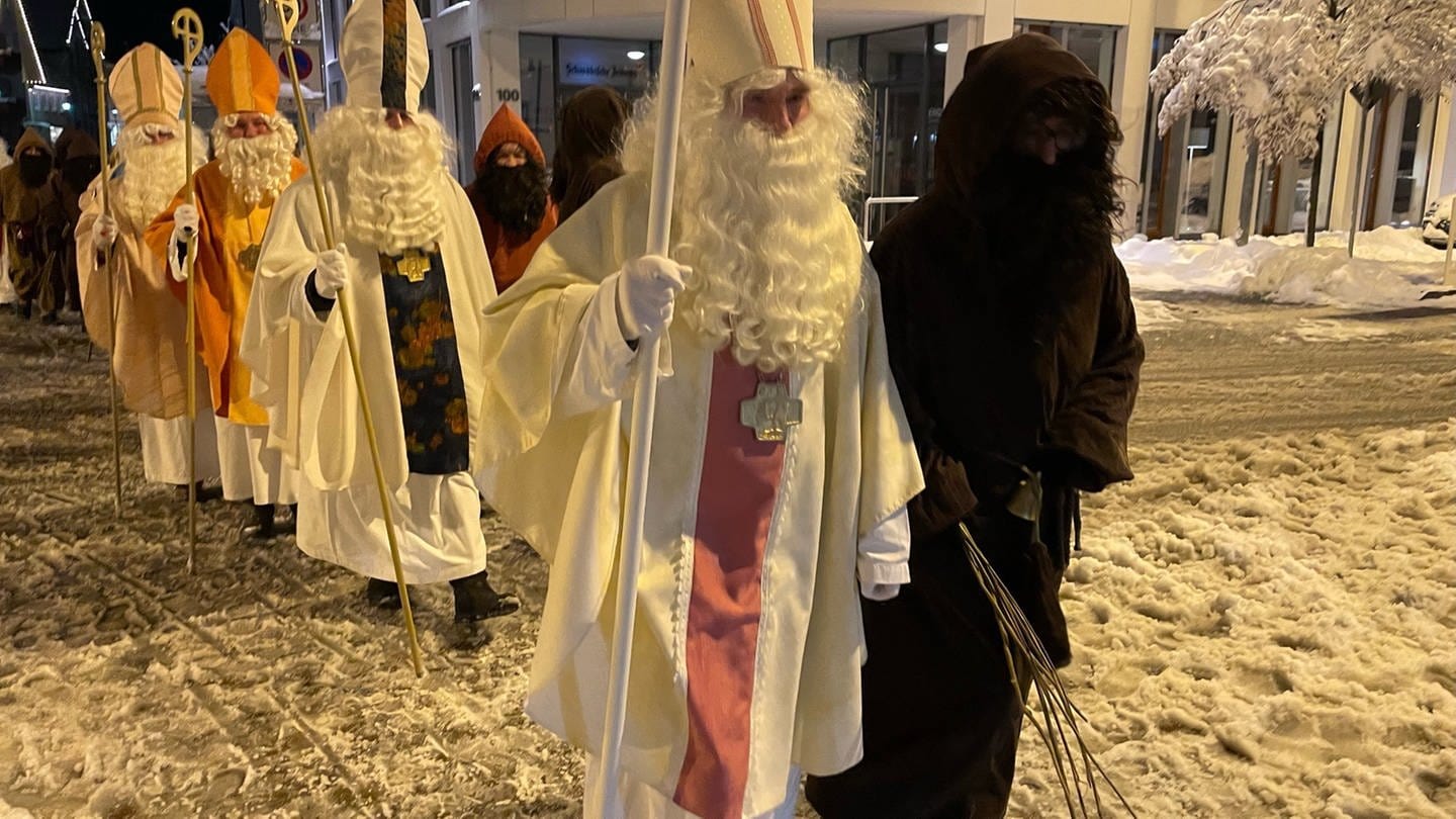Die Nikoläuse der Nikolausgilde läuft durch Bad Saulgau