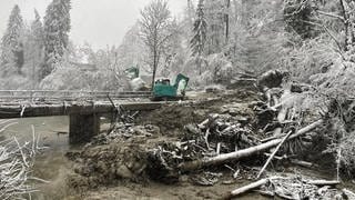 Bei einem Hangrutsch in Dornbirn in Vorarlberg wurden zeitweise 91 Menschen in einem Nachtclub eingesperrt.