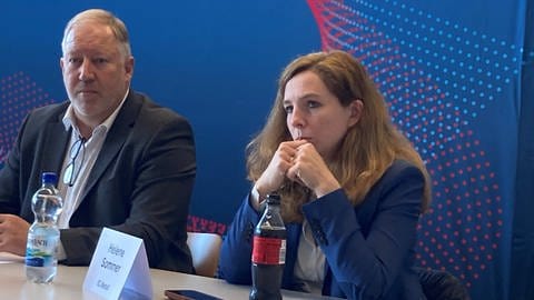 Achim Dietrich, ZF-Gesamtbetriebsratsvorsitzender, und Helene Sommer, erste Bevollmächtigte der IG Metall Friedrichshafen-Oberschwaben, bei der Pressekonferenz am 5. Dezember 2023.