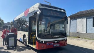 Elektrobus steht auf einem Parkplatz