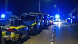 Einsatzkräfte suchen nach einem vermissten zweijährigen Mädchen. An der großangelegten Suchaktion beteiligten sich den Angaben zufolge unter anderem Polizei, Feuerwehr und Technisches Hilfswerk. Weil der Fluss Lauchert in der Nähe des Wohnhauses der Eltern verläuft, rückten Feuerwehrtaucher an. Auch vier Drohnen, ein Hubschrauber und Spürhunde kamen zum Einsatz.