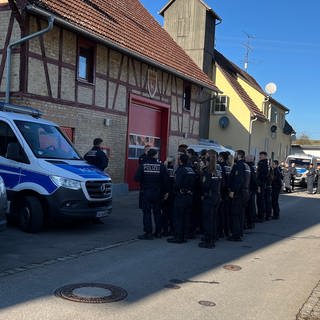 Eine Gruppe von Polizisten bespricht sich bei der Suche nach dem vermissten Mädchen in Bingen