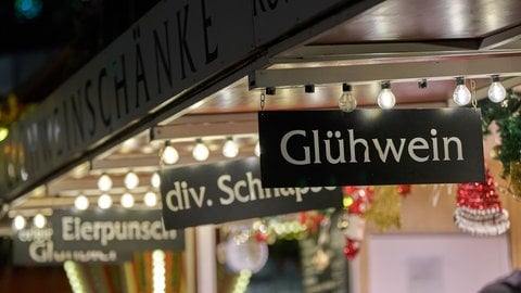 Ein Glühweinstand auf einem Weihnachtsmarkt. 