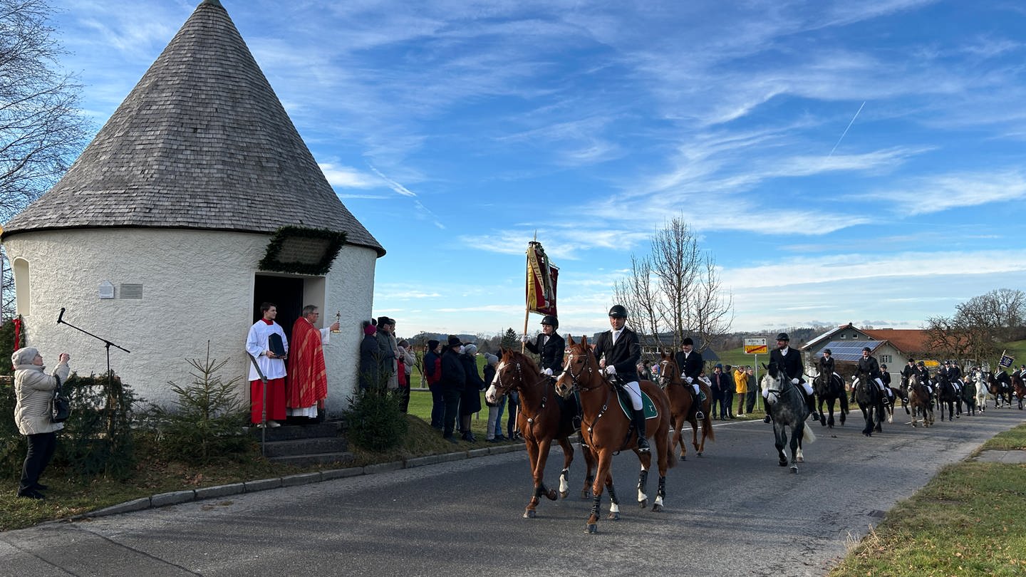 Rund 100 Reiterinnen und Reiter haben beim diesjährigen traditionellen Stephansritt in Eisenharz teilgenommen.
