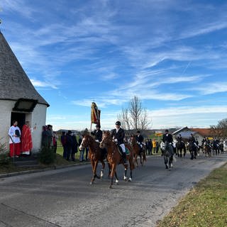 Rund 100 Reiterinnen und Reiter haben beim diesjährigen traditionellen Stephansritt in Eisenharz teilgenommen.
