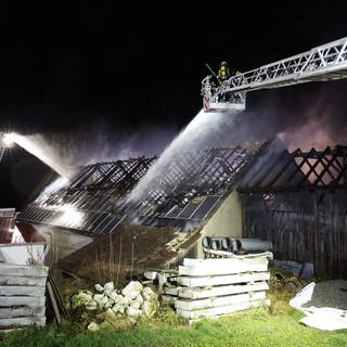 In Erlenmoos im Kreis Biberach sind bei einem Großbrand ein Stall und eine Scheune abgebrannt. 