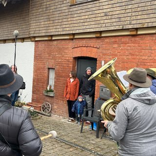 Musikanten der Musikkapelle Rohrdorf ziehen von Haus zu Haus und wünschen den Anwohnern mit Musikständchen ein frohes neues Jahr.